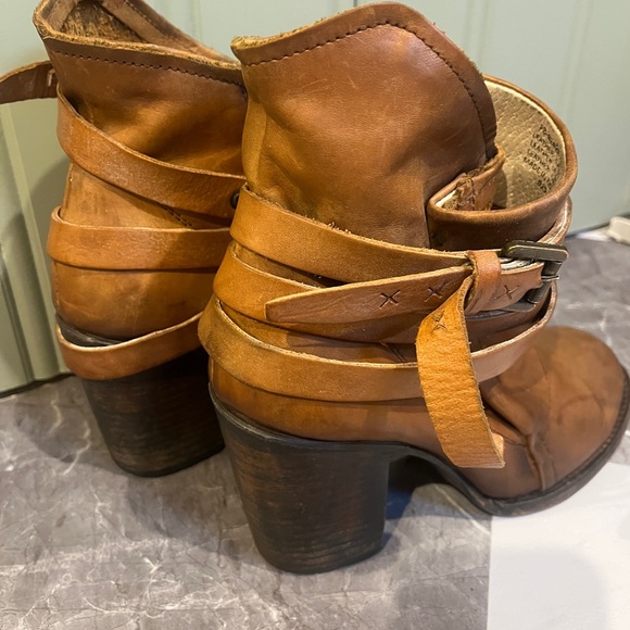 FREEBIRD - Women’s Tan Leather Ankle Boots with Strap Detail - size 9 - Picture 2 of 4